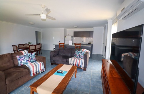Morayfield Maison | BLK Stays Guest House Deluxe Back Units Morayfield