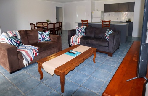 Morayfield Maison | BLK Stays Guest House Deluxe Back Units Morayfield
