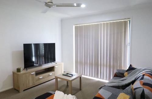 Bellmere Maison | BLK Stays Guest House Deluxe Front Unit Bellmere