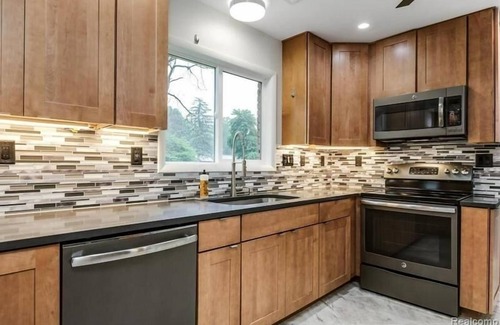 Bloomfield Hills Maison | Bloomfield Hills Modern, Luxurious Ranch, 1900 Sq Ft, 3 Bedroom/2.5 Bath + Patio