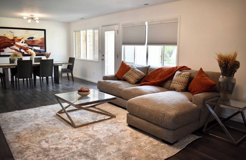 Bloomfield Hills Maison | Bloomfield Hills Modern, Luxurious Ranch, 1900 Sq Ft, 3 Bedroom/2.5 Bath + Patio