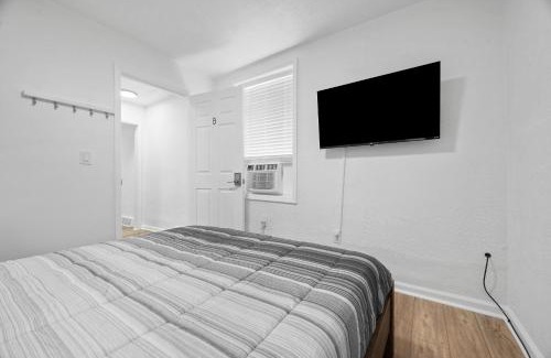 Pittsburgh Maison | Bloomfield Pittsburgh B Stylish and Cozy Private Bedroom, Shared Bathroom, with Free Parking