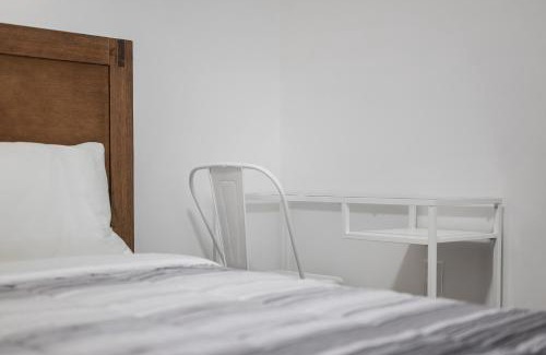 Pittsburgh Maison | Bloomfield Pittsburgh B Stylish and Cozy Private Bedroom, Shared Bathroom, with Free Parking