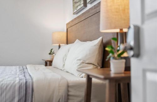 Pittsburgh Maison | Bloomfield Pittsburgh C Stylish and Cozy Private Bedroom, Shared Bathroom, with Free Parking