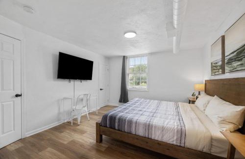 Pittsburgh Maison | Bloomfield Pittsburgh C Stylish and Cozy Private Bedroom, Shared Bathroom, with Free Parking