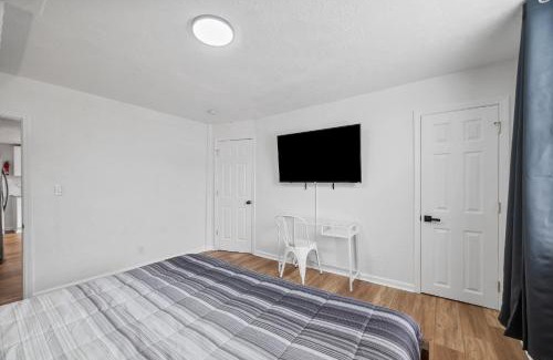 Pittsburgh Maison | Bloomfield Pittsburgh C Stylish and Cozy Private Bedroom, Shared Bathroom, with Free Parking