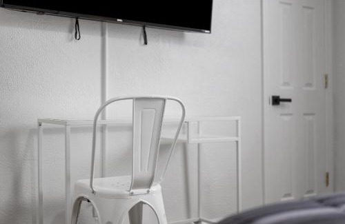 Pittsburgh Maison | Bloomfield Pittsburgh C Stylish and Cozy Private Bedroom, Shared Bathroom, with Free Parking