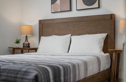 Pittsburgh Maison | Bloomfield Pittsburgh F Stylish Cozy Private Bedroom, Shared Bathroom, with Free Parking