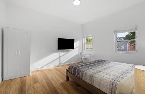 Bloomfield Maison | Bloomfield, Shadyside !B Spacious and Bright Private Bedroom with Shared Bathroom