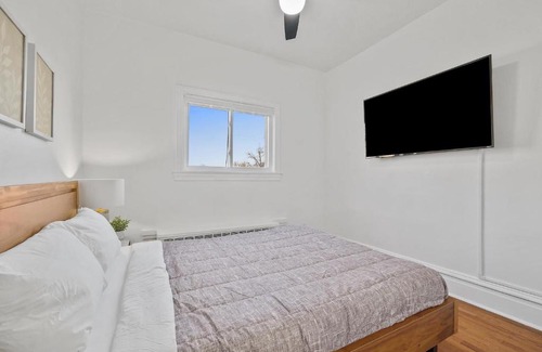 Bloomfield Maison | Bloomfield/Shadyside @J Bright and Cozy Private Bedroom with Shared Bathroom