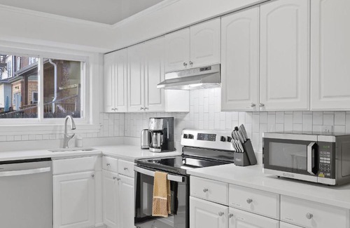 Bloomfield Maison | Bloomfield/Shadyside @J Bright and Cozy Private Bedroom with Shared Bathroom