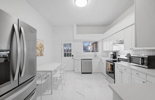 Bloomfield Maison | Bloomfield/Shadyside @J Bright and Cozy Private Bedroom with Shared Bathroom