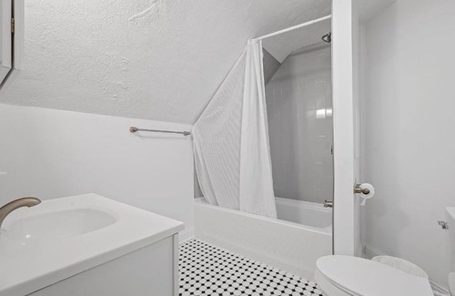 Bloomfield Maison | Bloomfield/Shadyside @K Spacious & Unique Private Bedroom with Shared Bathroom