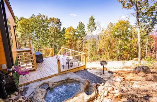 Wildwood Maison | Blooming Redbud Treehouse with private hot tub