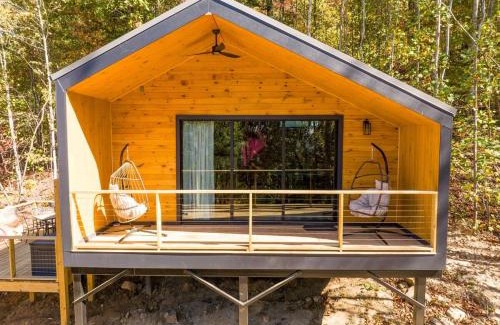 Wildwood Maison | Blooming Redbud Treehouse with private hot tub