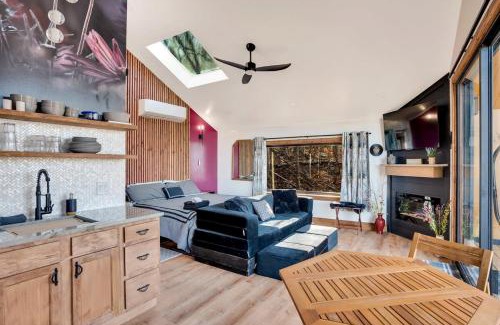 Wildwood Maison | Blooming Redbud Treehouse with private hot tub