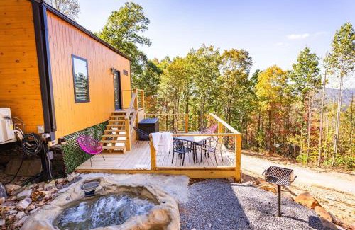 Wildwood Maison | Blooming Redbud Treehouse with private hot tub