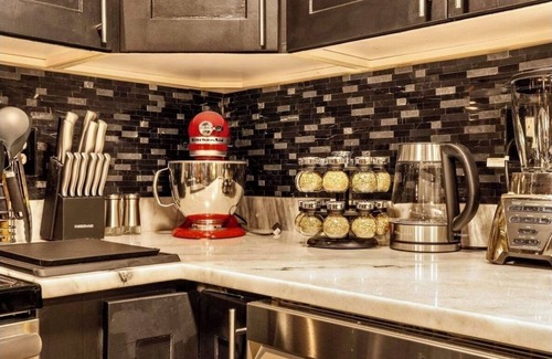 Bloomingdale Appartement | Bloomingdale Blues Speakeasy w Free Parking! in Northwest DC