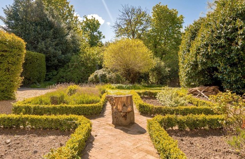 Drylaw Villa | Blossom Mansion - Ten Bedroom Villa, Sleeps 24