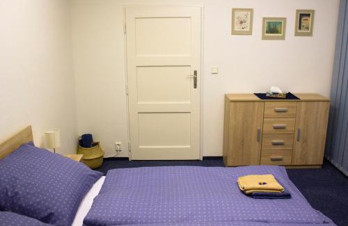 Prague 4 Appartement | Blue apartment in beautiful English style garden with atmosphere