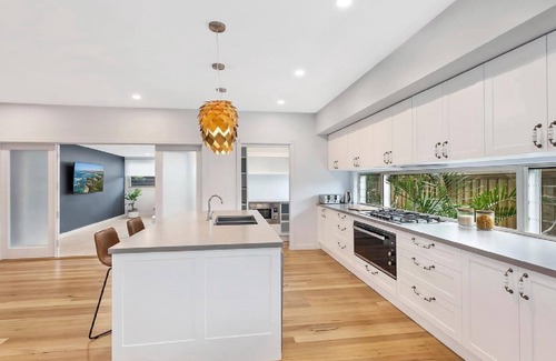 Blue Bay Maison | BLUE BAY COTTAGE - FAMILY FRIENDLY, WALK TO BEACH