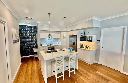 Brisbane Waterfront Maison | Blue Bee Cottage - beautiful brand new home!