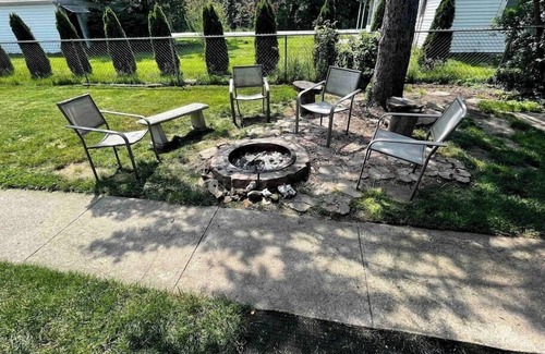 Wheeler Maison | Blue Birdhouse - No Cleaning Fee - Pet Friendly - Dunes National Park