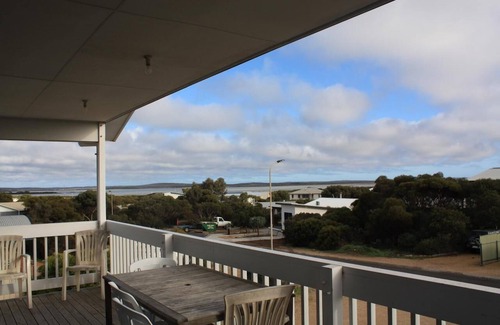 Warrenben Maison | Blue Breeze - 4 bedroom Double story home - Close to the beach and Inns National Park