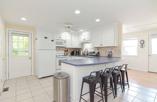 Middleton Maison | Blue Breeze - Private lakefront w/ Hot Tub