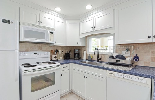 Middleton Maison | Blue Breeze - Private lakefront w/ Hot Tub