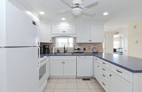 Middleton Maison | Blue Breeze - Private lakefront w/ Hot Tub