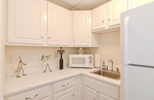 Middleton Maison | Blue Breeze - Private lakefront w/ Hot Tub