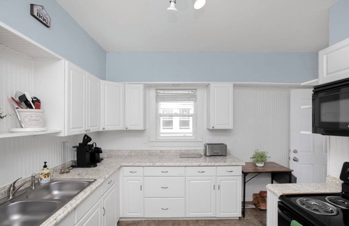 Northshore Triangle Maison | Blue Bungalow with 2 bedrooms, WiFi, AC in peaceful South Bend