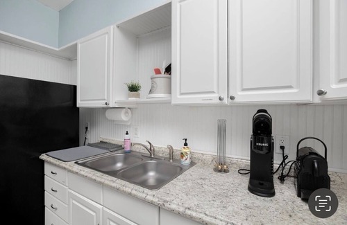 Northshore Triangle Maison | Blue Bungalow with 2 bedrooms, WiFi, AC in peaceful South Bend