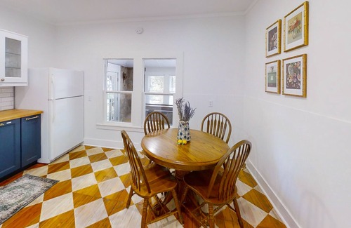 Johnson City Maison | Blue Haus with hot tub, shuffleboard, EV charger - walk to town & wineries