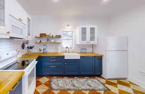 Johnson City Maison | Blue Haus with hot tub, shuffleboard, EV charger - walk to town & wineries