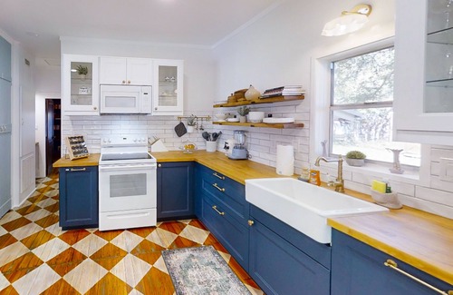Johnson City Maison | Blue Haus with hot tub, shuffleboard, EV charger - walk to town & wineries