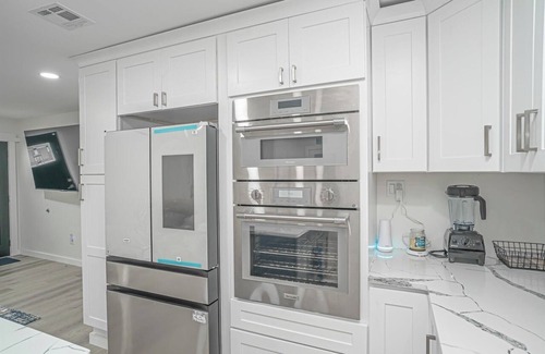 Somers Point Maison | Luxury Single Beach House 5 minutes to Ocean City, NJ- 10 minutes to the beach!