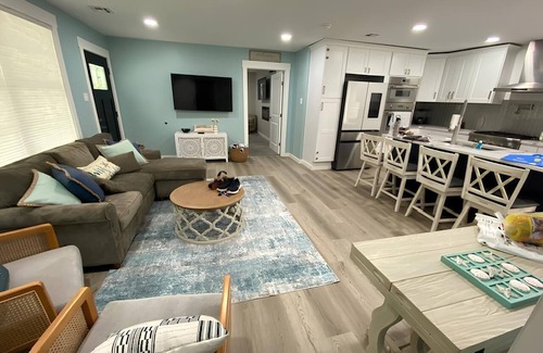 Somers Point Maison | Luxury Single Beach House 5 minutes to Ocean City, NJ- 10 minutes to the beach!