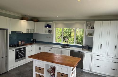 Colville Maison | Blue Haven - Stunning Views/Private/Pet Friendly/With Self Contained Cabin/Wi-Fi