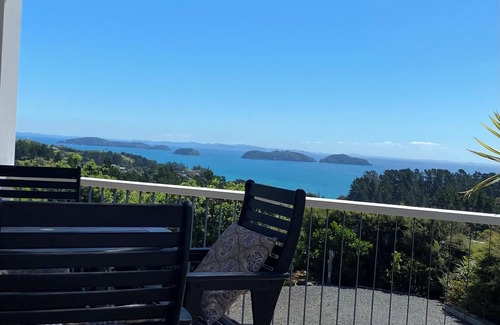 Colville Maison | Blue Haven - Stunning Views/Private/Pet Friendly/With Self Contained Cabin/Wi-Fi