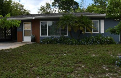 Deltona Lakes Appartement | Blue Heron Cottage Cozy 2BR Sleeps 6 Fire Pit