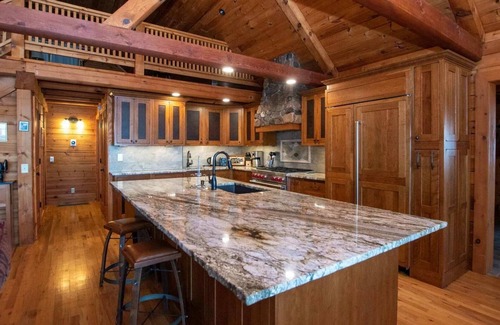 Ovid Maison | Blue Heron Lodge- Lakefront luxury with boat dock