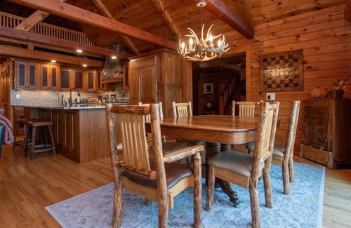 Ovid Maison | Blue Heron Lodge- Lakefront luxury with boat dock
