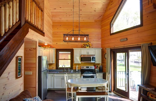 Fremont Cabine | Wolf River, cabane en rondins construite sur mesure, pour 13 personnes, front de mer, fremont