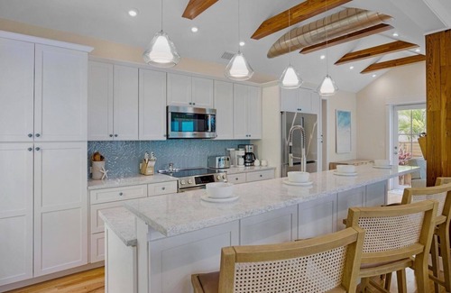 Downtown Maison | **BLUE HERON'S HIDEOUT @ OLD TOWN** Newly Renovated Home & Pool + LAST KEY SERVI