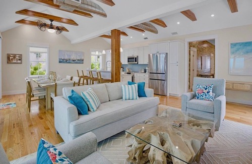 Downtown Maison | **BLUE HERON'S HIDEOUT @ OLD TOWN** Newly Renovated Home & Pool + LAST KEY SERVI
