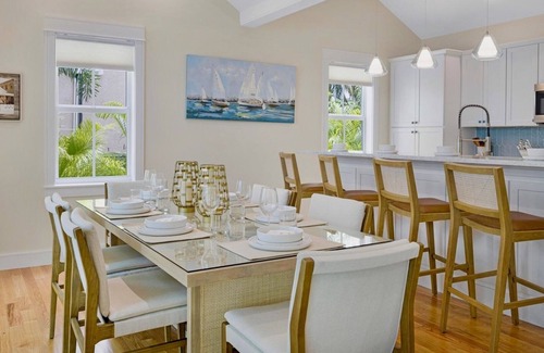 Downtown Maison | **BLUE HERON'S HIDEOUT @ OLD TOWN** Newly Renovated Home & Pool + LAST KEY SERVI