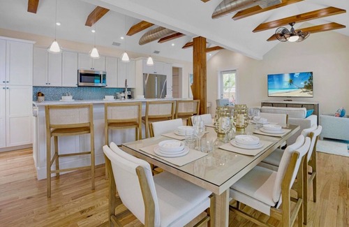 Downtown Maison | **BLUE HERON'S HIDEOUT @ OLD TOWN** Newly Renovated Home & Pool + LAST KEY SERVI
