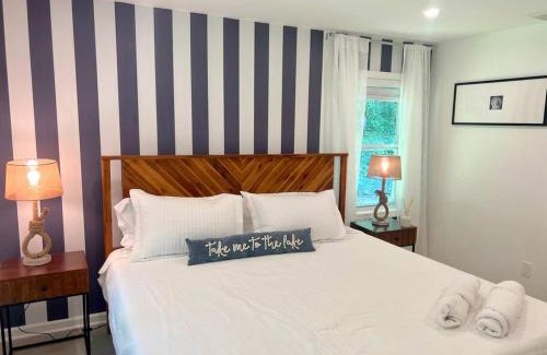 New Fairfield Chalet De Ski | Blue House, King Bed, Grill, Pool Table, Air Hockey, Ping Pong